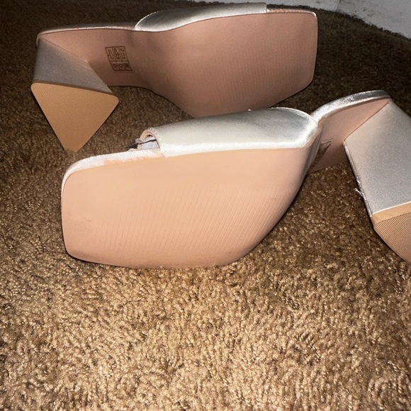 Beautiful white satin heel with rhinestone embellishment - Picture 2 of 8